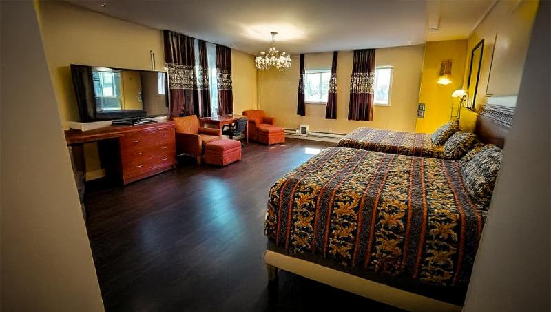 Deluxe Queen Room with Two Queen Beds - Non-Smoking image 4