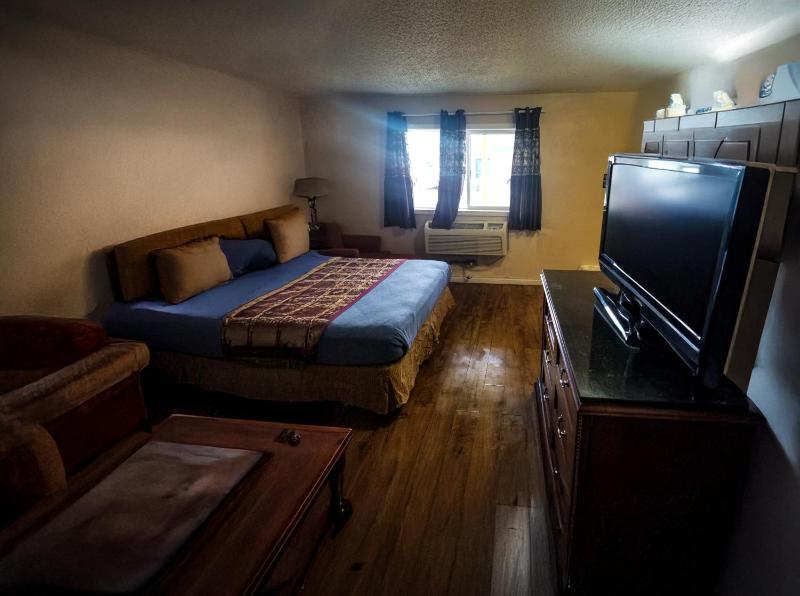 Deluxe Queen Room with Two Queen Beds - Non-Smoking image 2