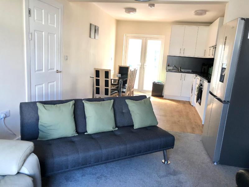4 Bedroom House near hospital and motorway - image 10
