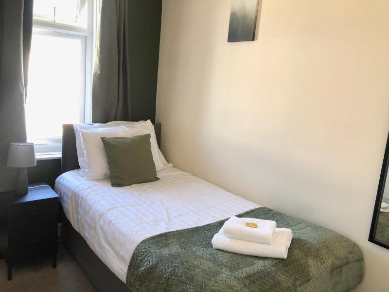 4 Bedroom House near hospital and motorway - image 17