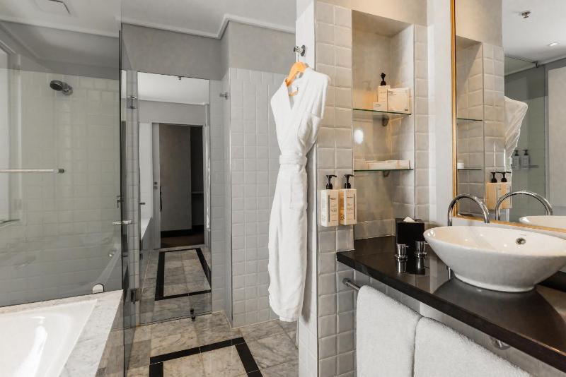 Deluxe Double Room with Balcony image 2