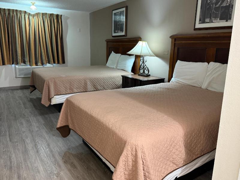 Queen Room with Two Queen Beds image 3