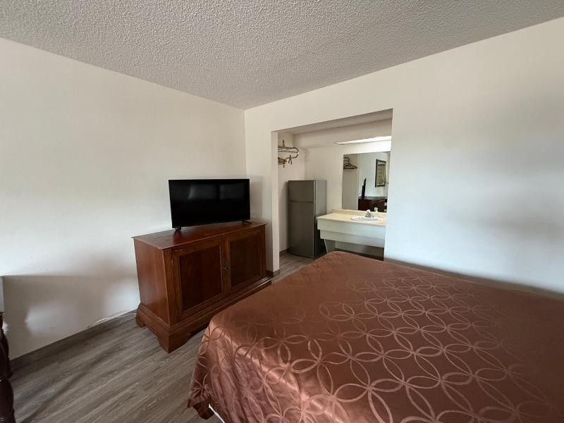 Queen Room image 3