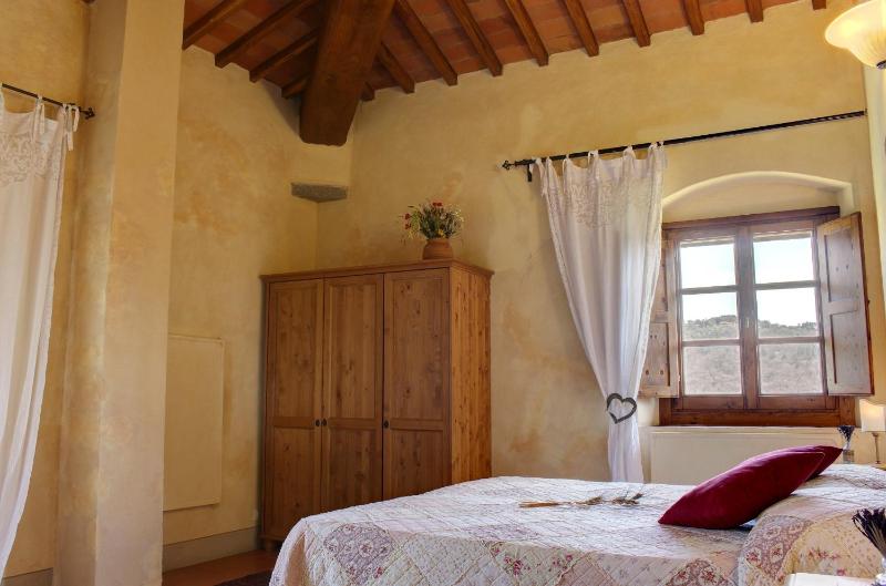 One-Bedroom Apartment image 4