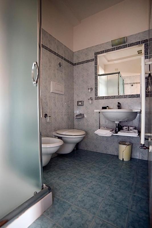 Double or Twin Room image 4