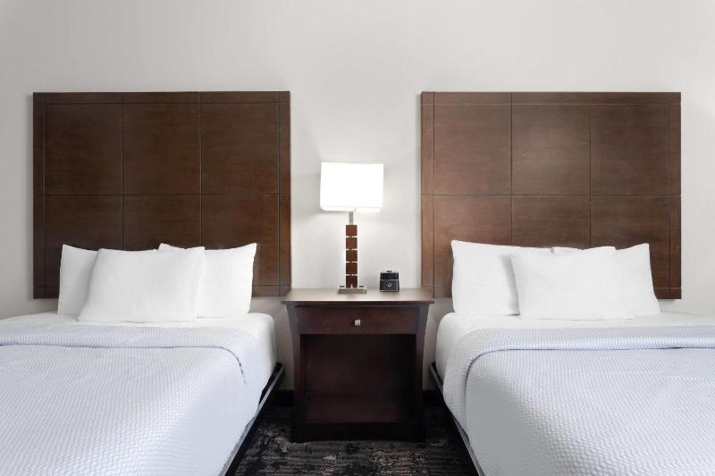 Queen Room - Mobility/Hearing Accessible/ Non-Smoking image 4