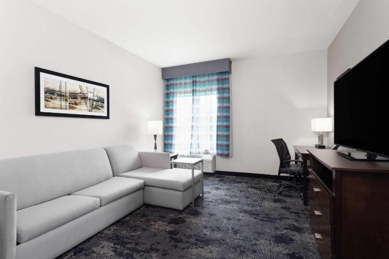 Deluxe King Suite - Non-Smoking image 3
