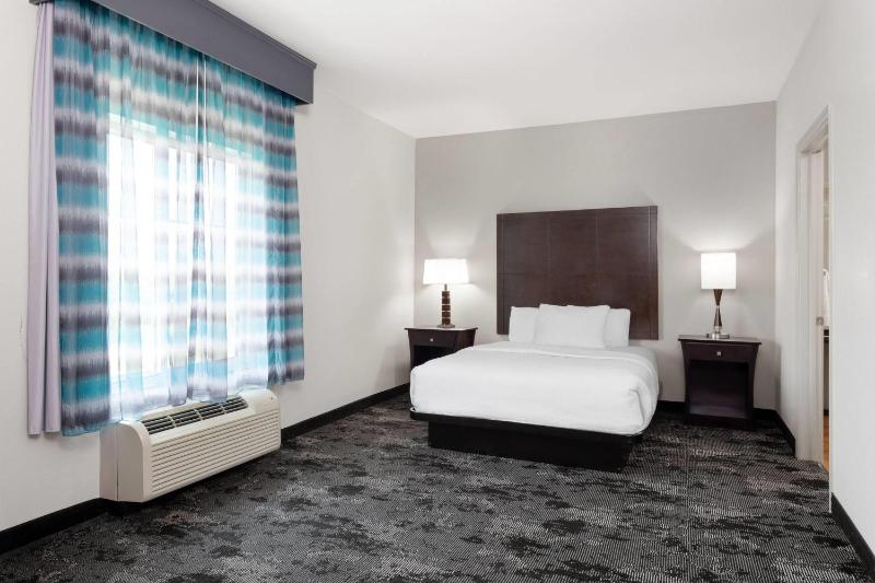 Deluxe King Suite - Non-Smoking image 4