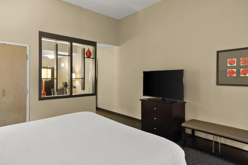 King Suite - Non-Smoking image 3