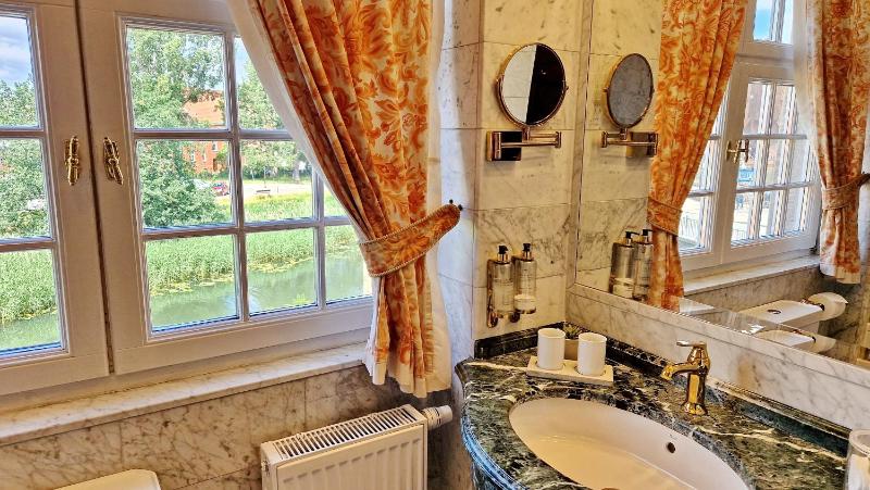 Deluxe Single Room with River View image 2