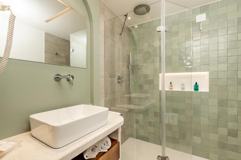 Basic Double or Twin Room image 4