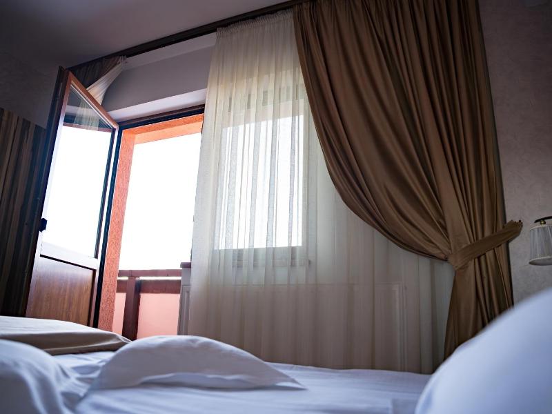 Double Room with Balcony image 3
