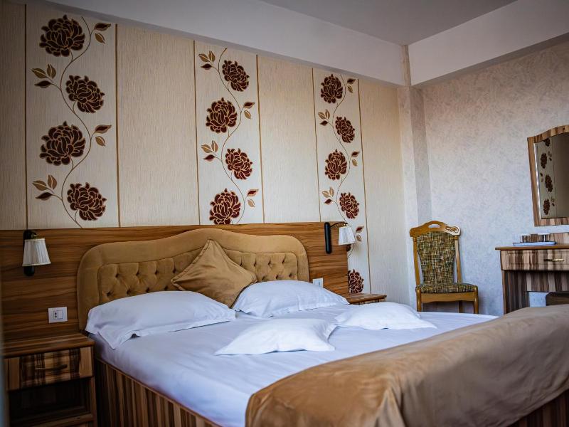 Double Room with Balcony image 4