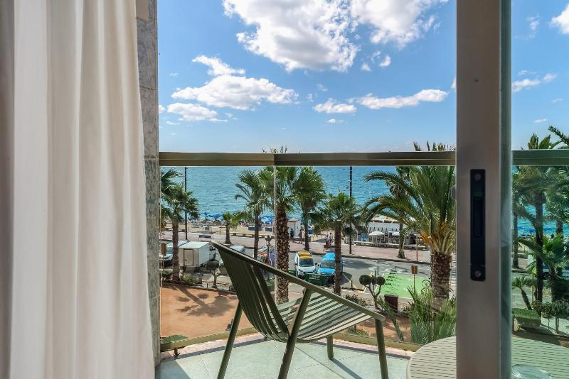 Standard Twin Room with Sea View image 2