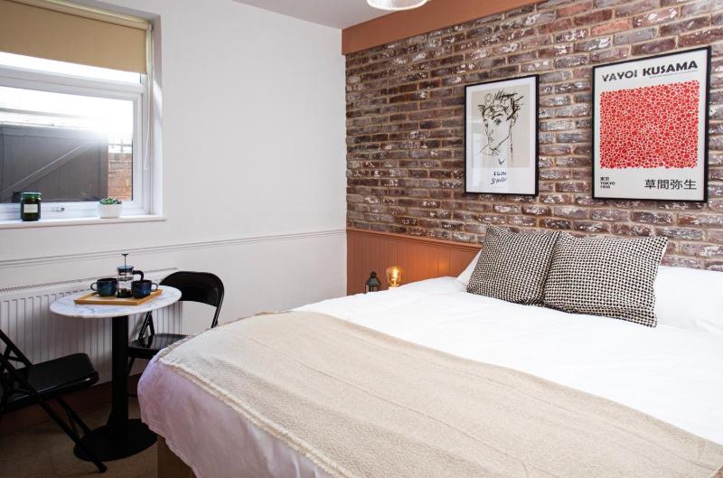 Settle in Southampton - Stylish Self Check-In Rooms & Suites - image 4