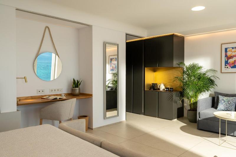 The Studio Sea View with Whirlpool image 3