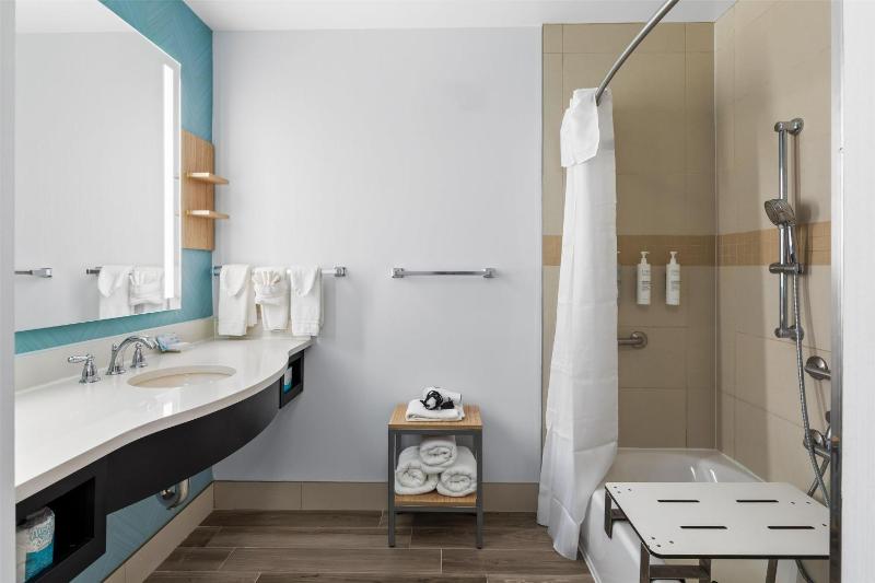 Queen Room with Two Queen Beds - Mobility and Hearing Access image 3