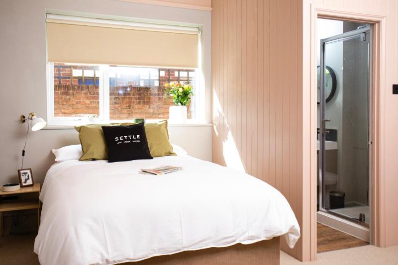 Settle in Southampton - Stylish Self Check-In Rooms & Suites - image 24