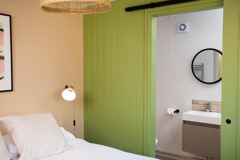 Settle in Southampton - Stylish Self Check-In Rooms & Suites - image 38