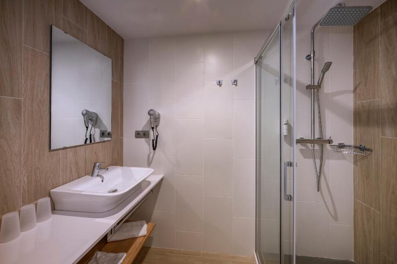 Standard Double Room (2 Adults) image 2