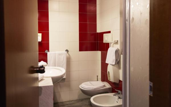 Economy Triple Room image 4