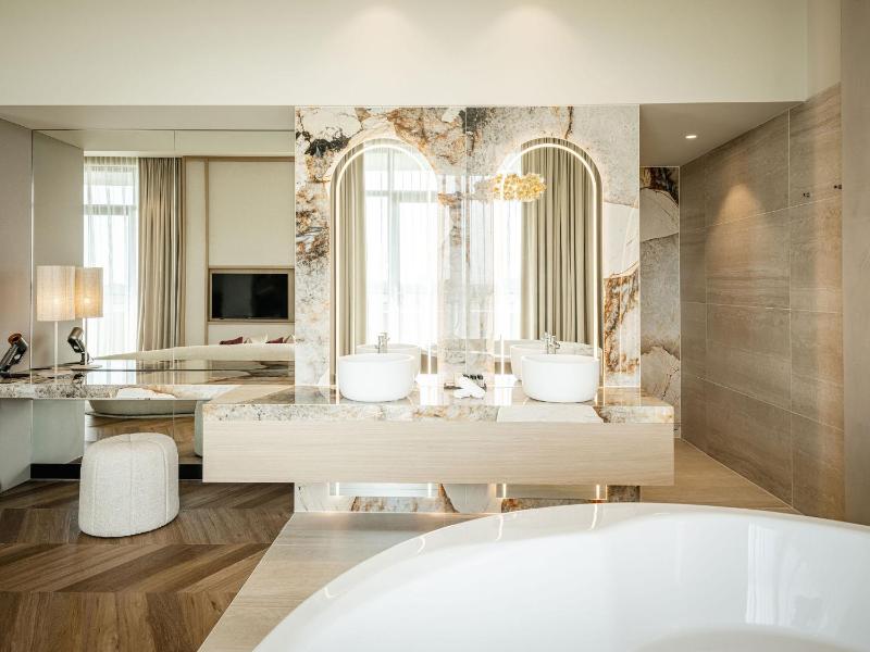 Honeymoon Suite image 4