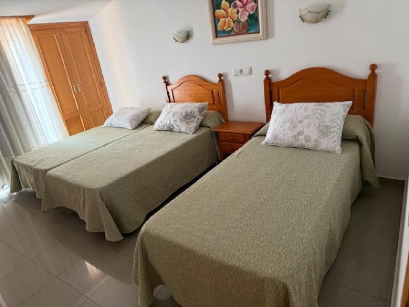 Triple Room with Private Bathroom image 3