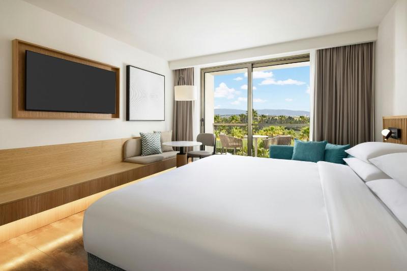 Deluxe King Room with Balcony and Sea View image 4