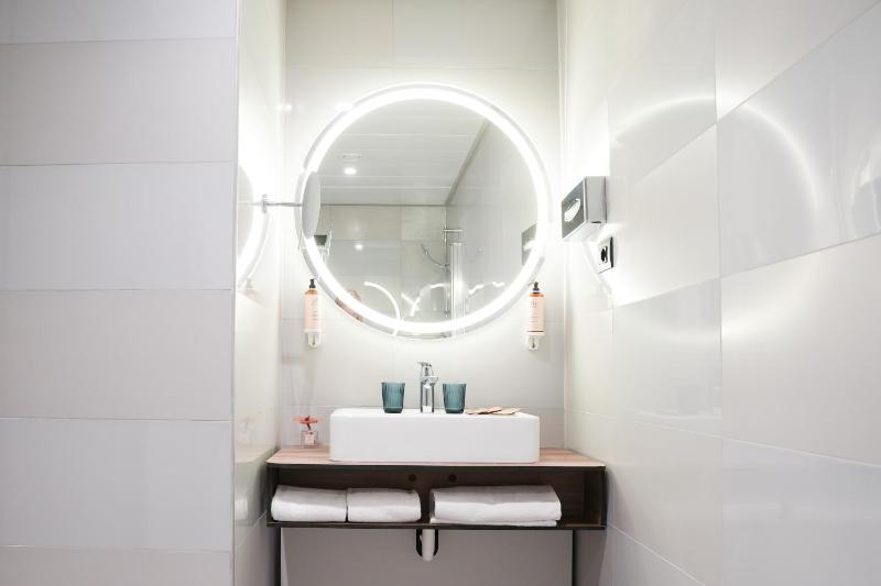 Deluxe Double Room with Balcony image 1