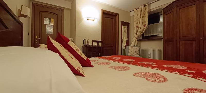 Double Room image 3