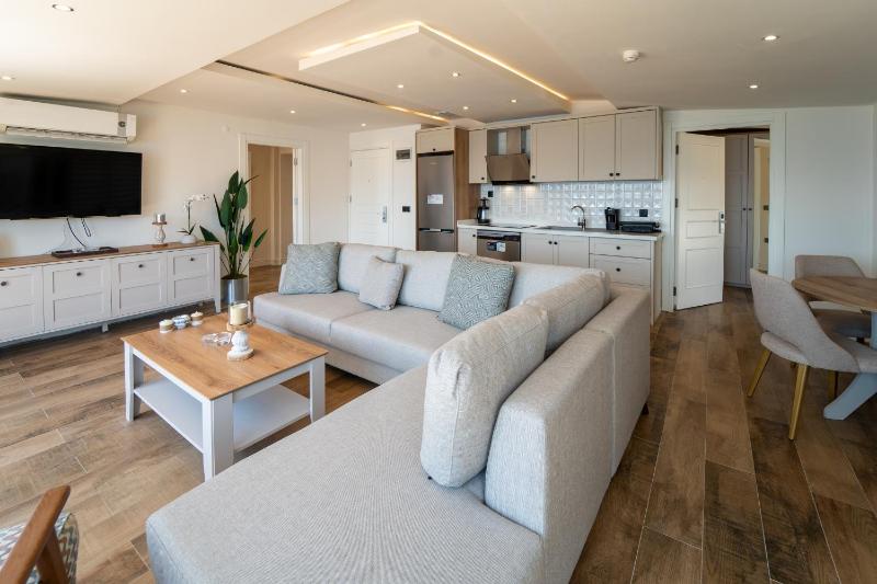 Suite with Sea View image 4