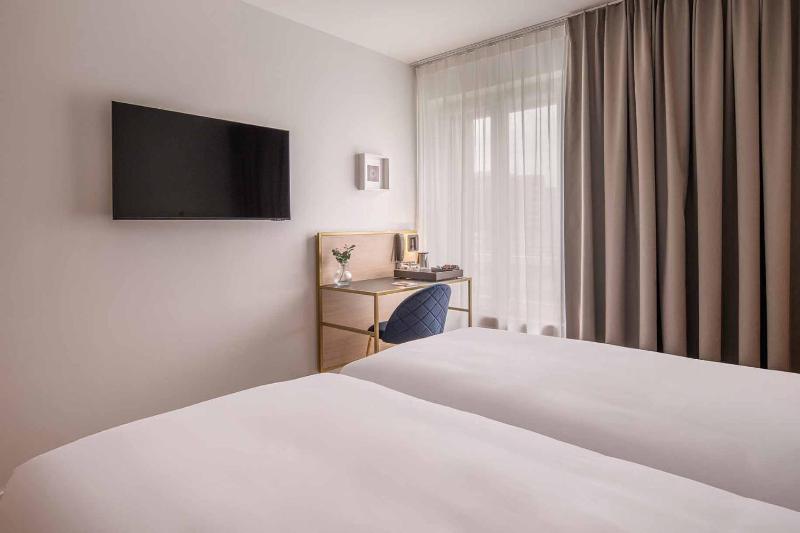 Deluxe Twin Room image 4