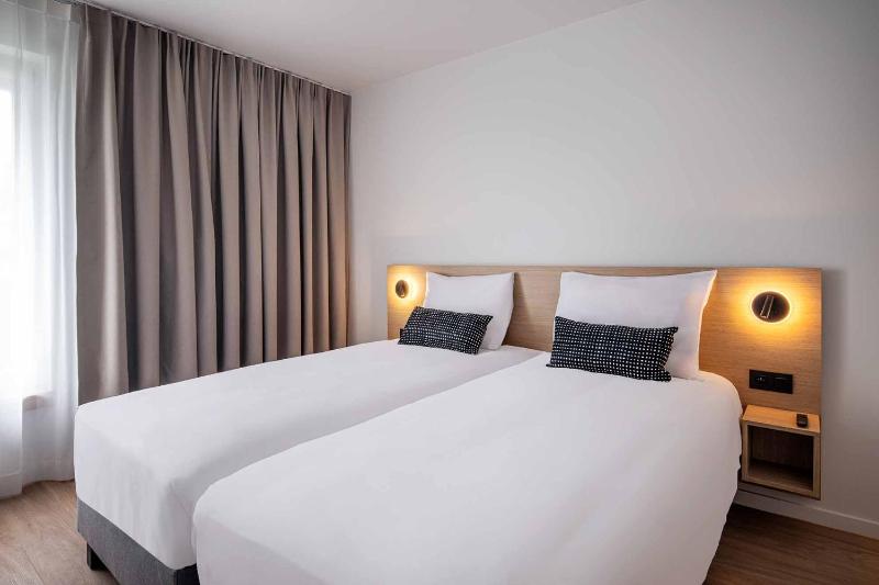 Deluxe Twin Room image 3