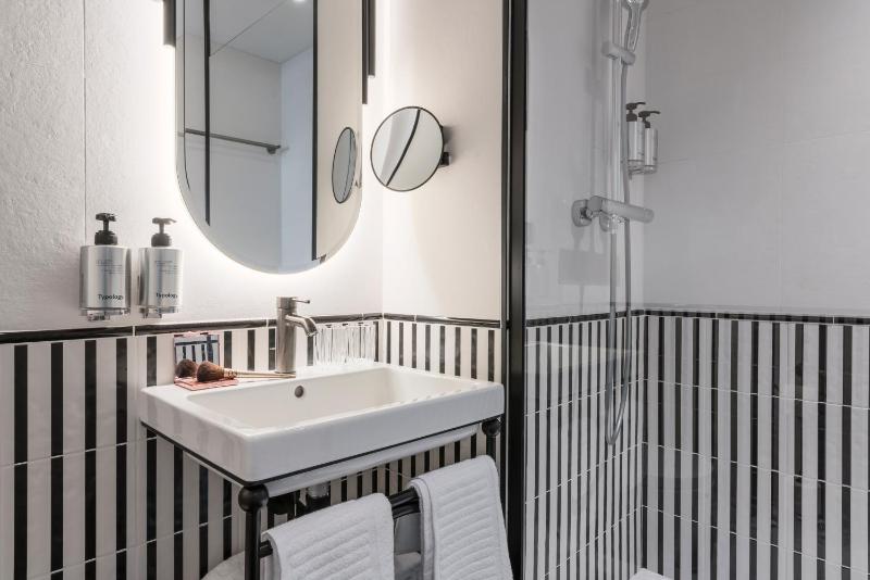 Superior Twin Room image 4