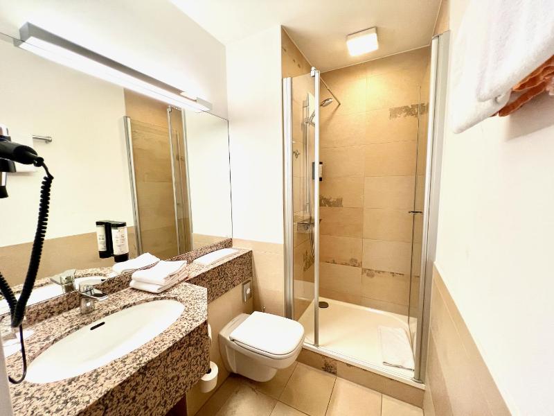 Economy Double Room image 4