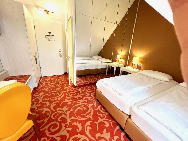 Economy Double Room image 3