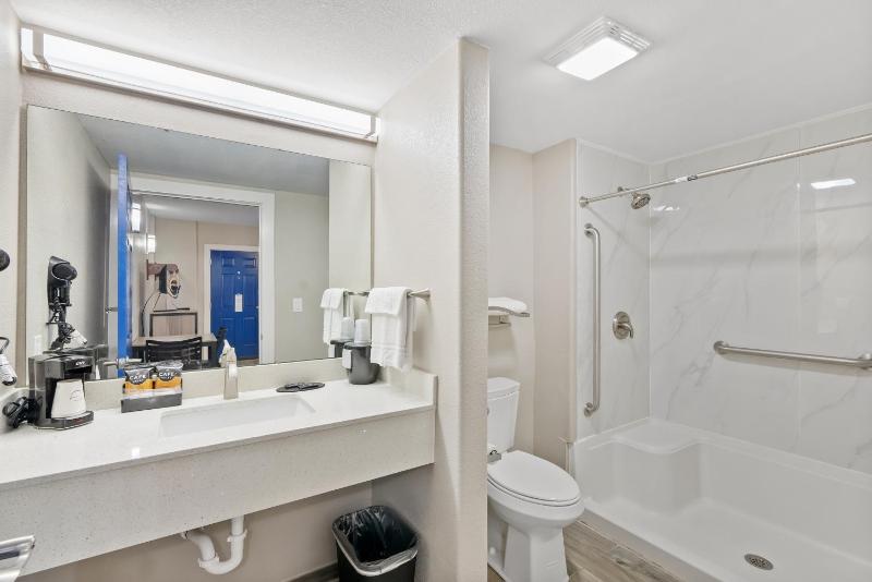 Blue Wave Inn - image 19