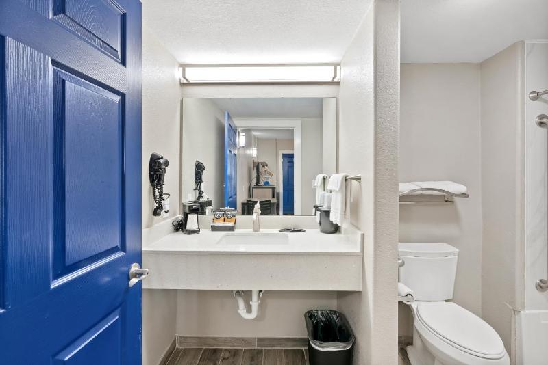 Blue Wave Inn - image 21