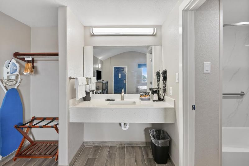 Blue Wave Inn - image 2
