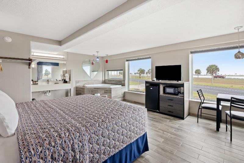 Blue Wave Inn - image 22