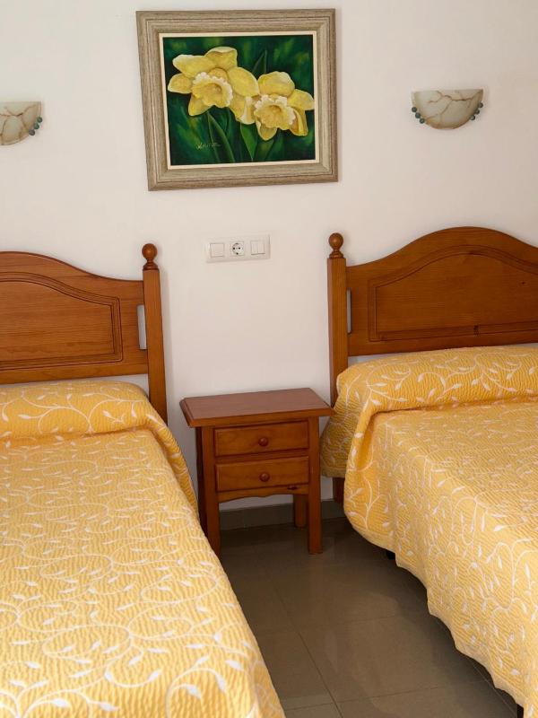 Twin Room image 3