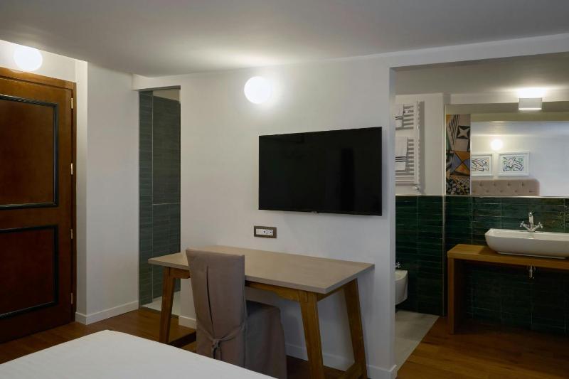 Deluxe Queen Room with Garden View image 3