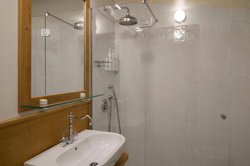 Executive Queen Room with Two Queen Beds and Garden View image 1