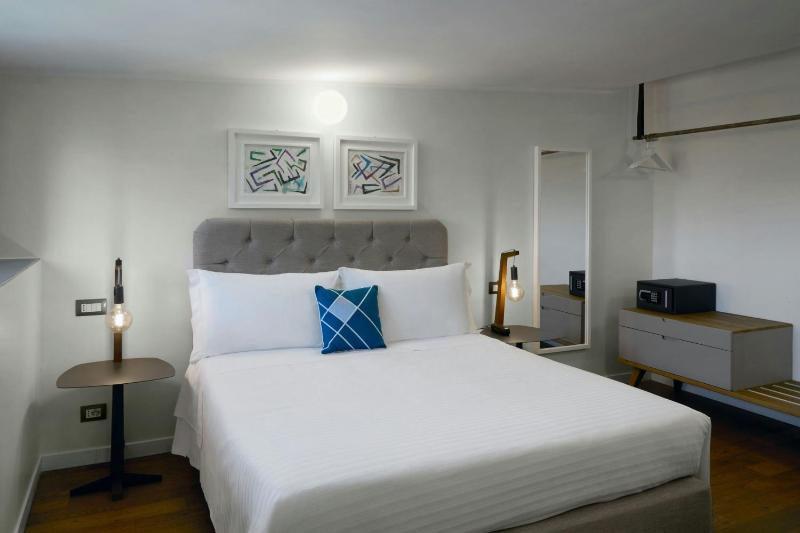 Deluxe Queen Room with Garden View image 2