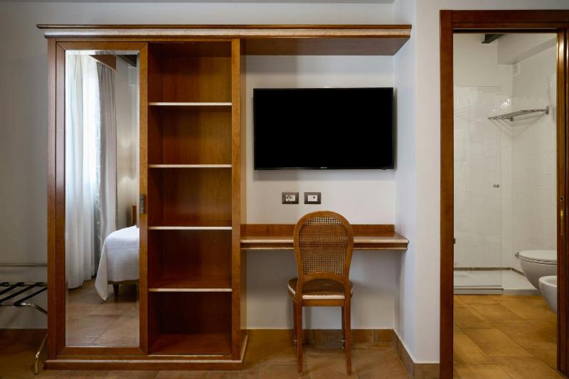 Executive Queen Room with Two Queen Beds and Garden View image 3