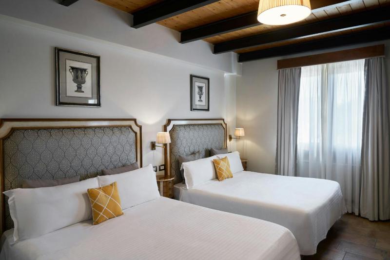 Executive Queen Room with Two Queen Beds and Garden View image 2