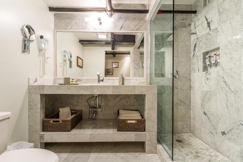 Deluxe Queen Suite with Patio and Kitchenette  image 3