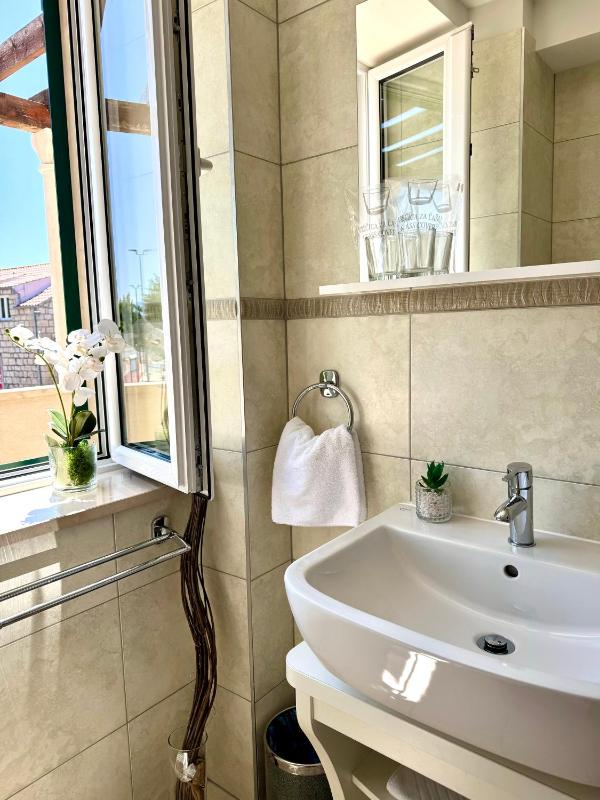 Superior Double Room with Balcony image 3