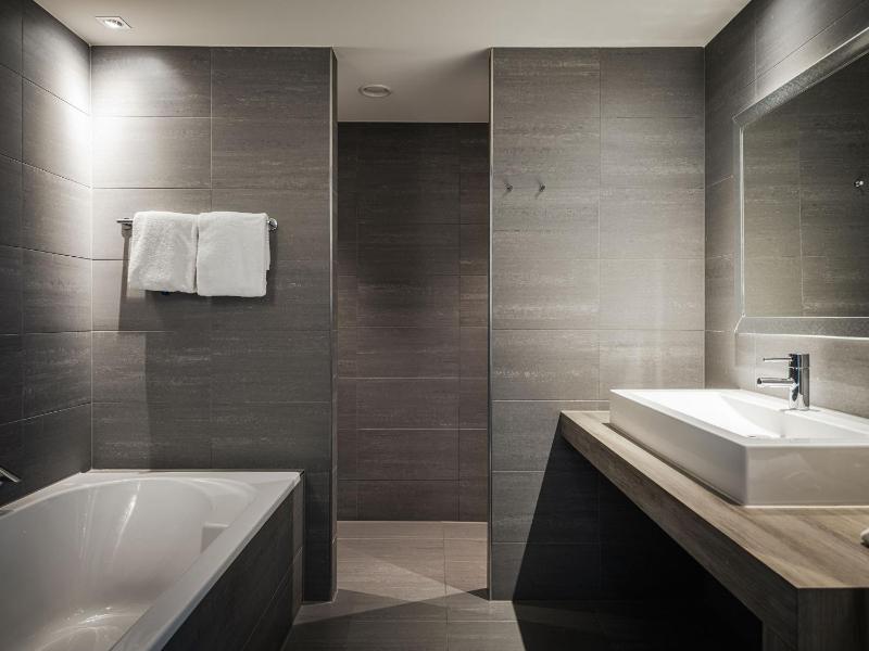 Standard Twin Room image 4