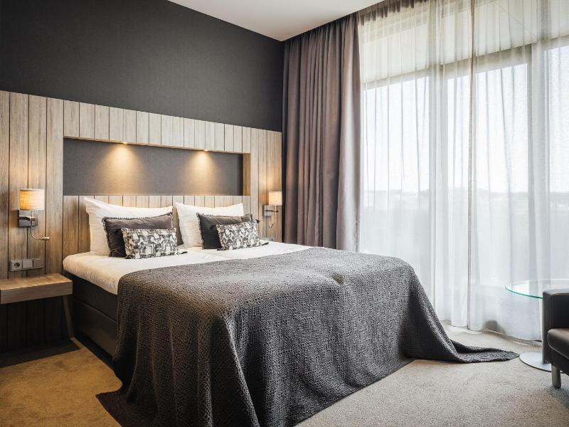 Standard Twin Room image 1